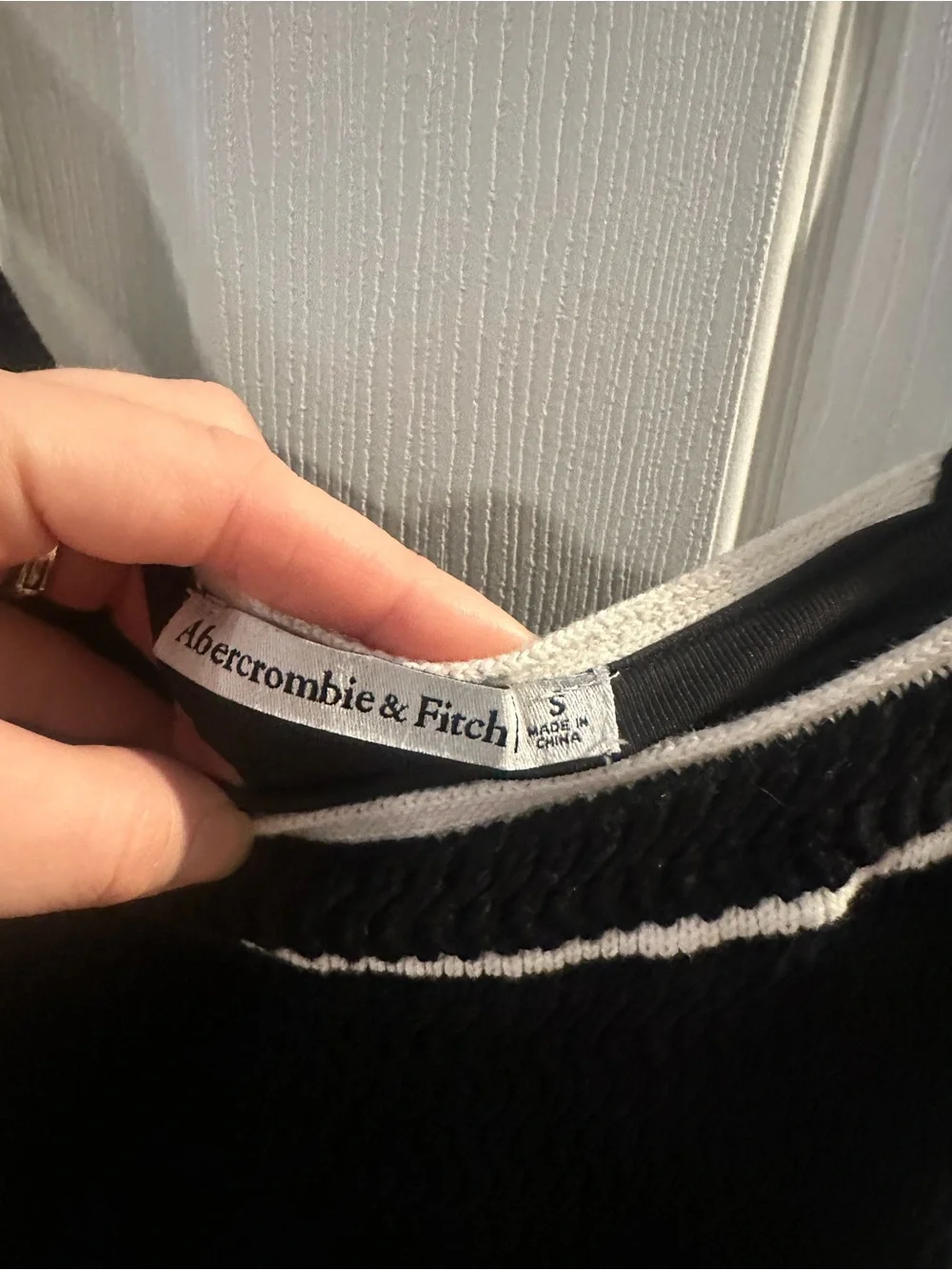 Abercrombie & Fitch streamlined black